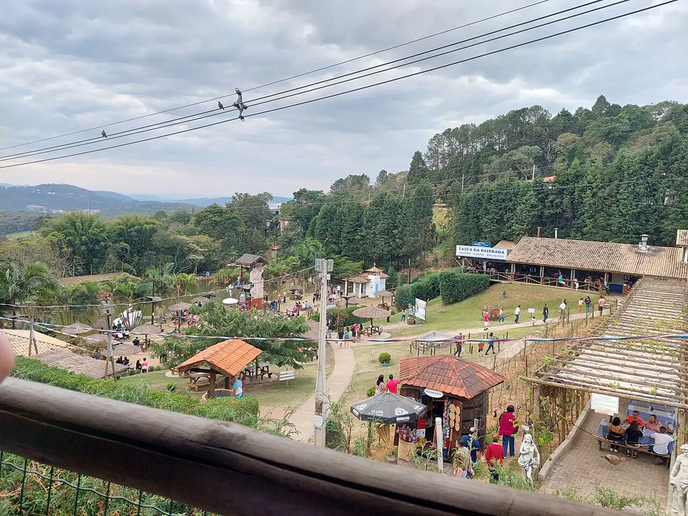Vista da Quinta do Olivardo com restaurante, jardins e morros ao fundo