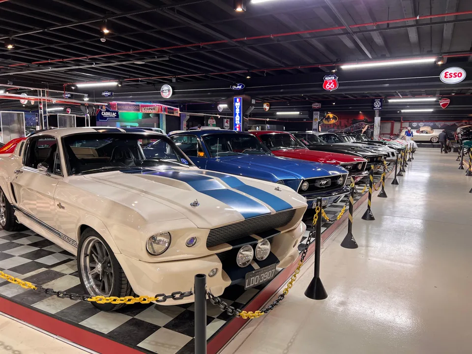 Carros clássicos expostos no museu Dream Car de São Roque