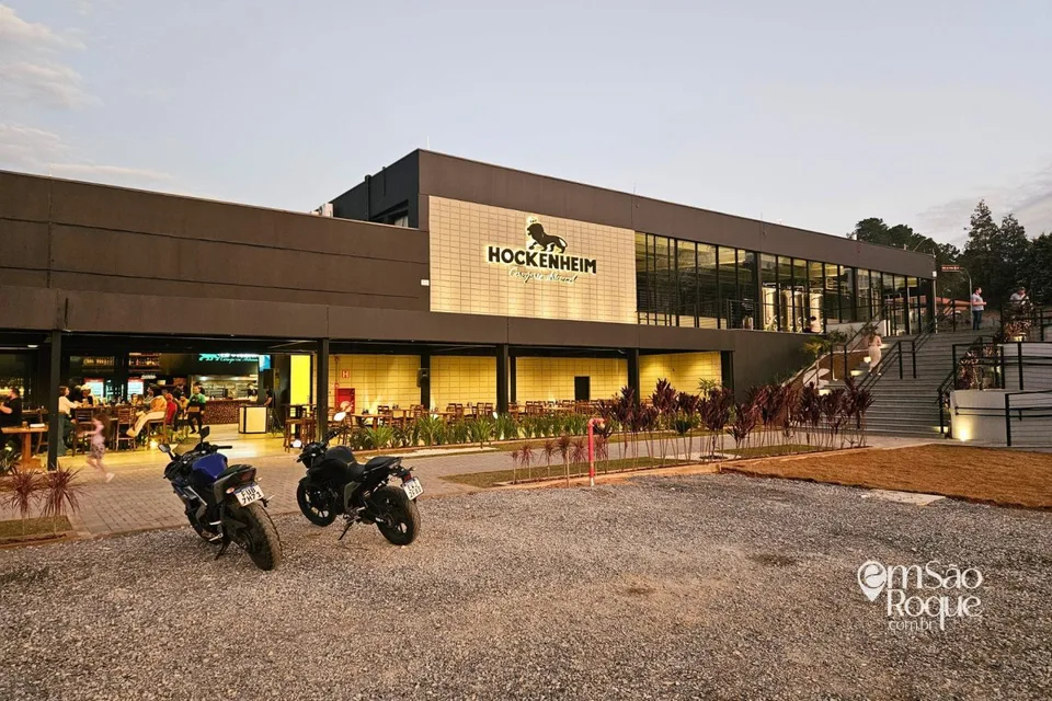 Fachada e varanda da Hockenheim Cervejaria em São Roque